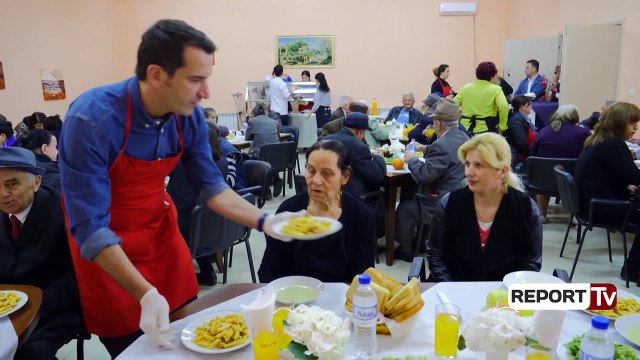 Report TV - Pashkët/ Veliaj dhe këngëtarja Eli Fara drekë me të moshuarit