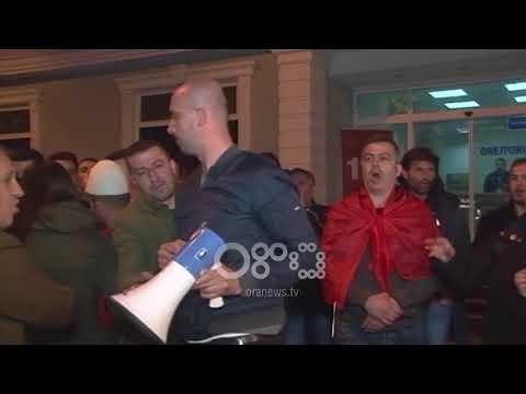 Ora News - Protestë edhe në Tiranë për lirimin e protestueve të arrestuar