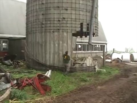 Il détruit un silo à la masse et passe tout pret du drame
