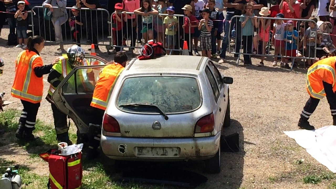 Les jeunes sapeurs-pompiers à l'école du feu à Carcès