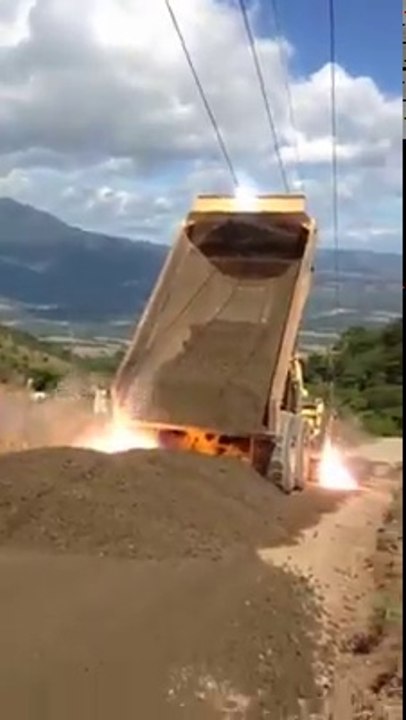 Un camion qui déverse du goudron prend feu subitement