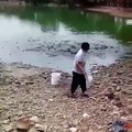 Il vient nourrir les poissons dans son lac... Affamés!