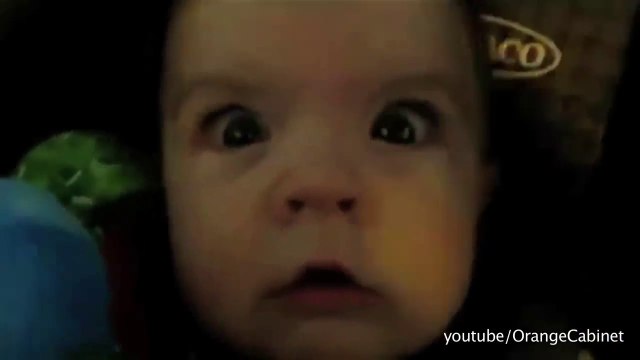 La réaction de bébés qui passent sous un tunnel en voiture compilation hilarante
