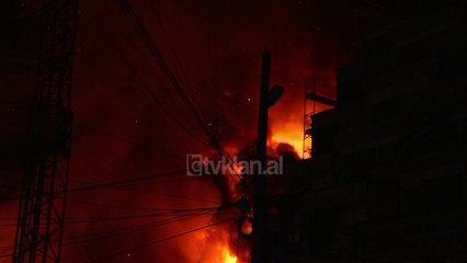 Zjarr në një bllok magazinash