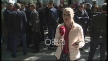 Ora News - Familjarët e të arrestuarve bllokojnë rrugën tek Drejtoria e Policisë së Tiranës