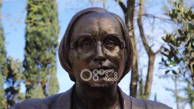 Ora News - Françesk Radi përkujtohet në përvjetorin e vdekjes, bust në nder të tij tek Liqeni