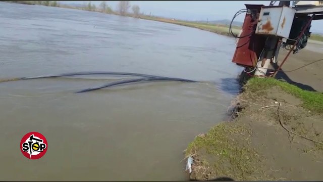 Stop - Kabina elektrike në buzë të lumit në Roskovec, rrezikon banorët dhe furnizimin me energji...
