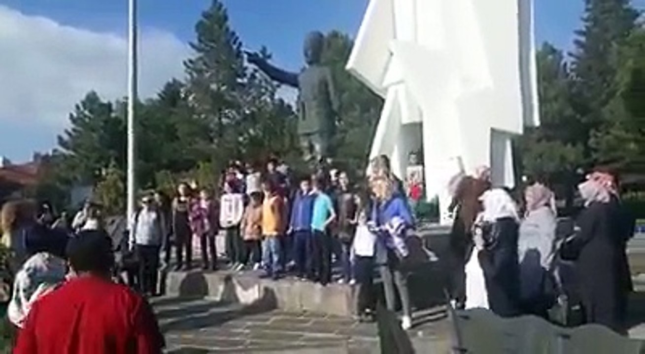 AFYON ATATÜRK İLKOKULU VELİLERİ DUMLUPINAR DA 10 YIL MARŞI SÖYLEDİ HABİB AKALIN FARKIYLA