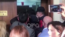 Ora News - Përplasje në dyert e gjykatës, policia nxjerr jashtë deputetët e opozitës