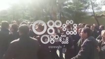Ora News - Protesta në Ballsh, naftëtarët futen me forcë brenda uzinës