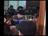 Report TV - Përplasja te Gjykata mes Nokës dhe policisë, mos e prek se është deputet