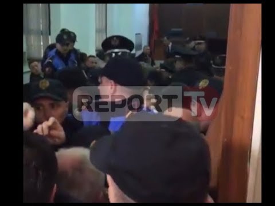 Report TV - Përplasja te Gjykata mes Nokës dhe policisë, mos e prek se është deputet