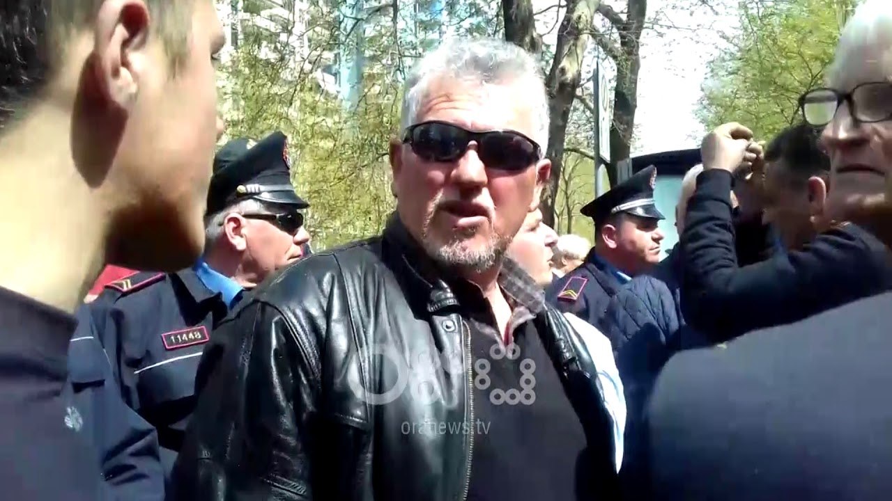 Ora News - Policia kordon, familjarët nuk lejohen t'i afrohen Gjykatës së Tiranës