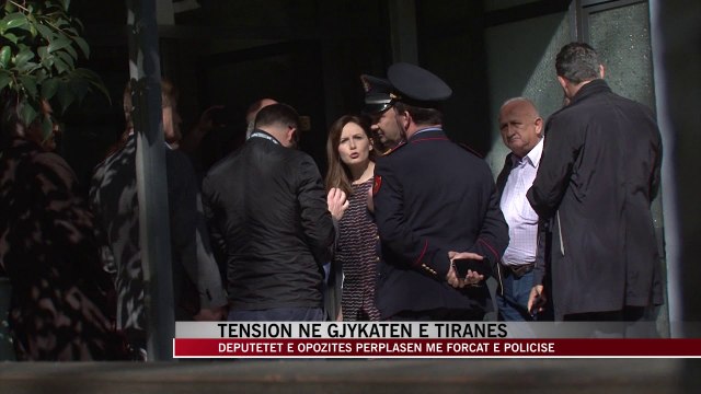 Tension në Gjykatën e Tiranës, deputetët përplasen me forcat e policisë - News, Lajme - Vizion Plus