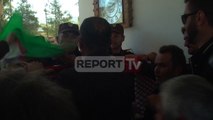 Report TV - Protesta në Ballsh, momenti kur naftëtarët shperthejnë portat e Uzinës