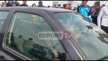 Report TV - Qytetari tenton të kalojë me makinë, protestuesit e bllokojnë, përplasje në Vorë