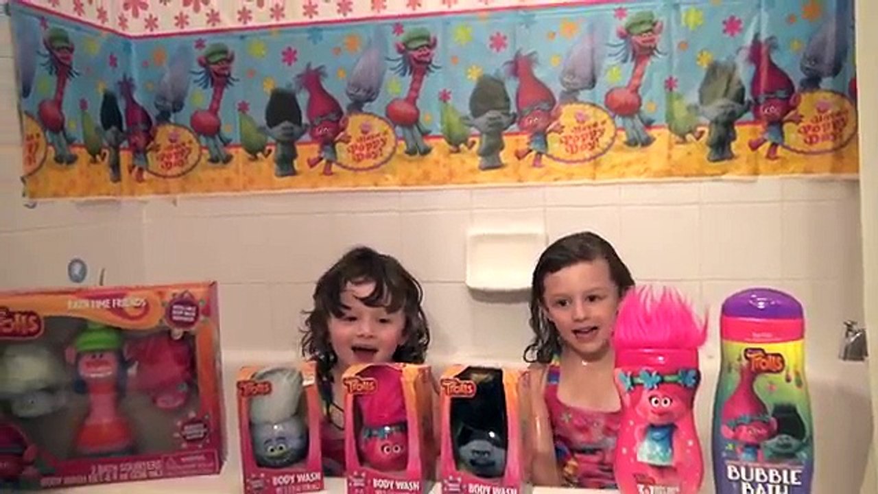 TROLLS BATH TIME FUN | Trolls Movie Bath Toys playtime in water | The Disney Toy Collector