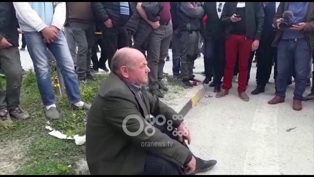 Ora News - Në Çermë kërkohet largimi i Ramës me këngë: Qeveri pa Ed Enverin!