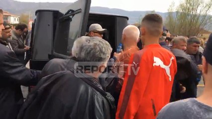 Report TV - Flamur Noka sjell Mercedesin luksoz në protestë, shpërndan ujë për protestuesit në Milot