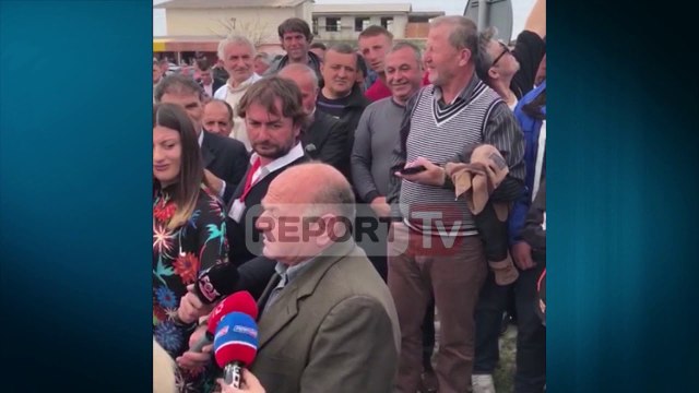 Report TV - Protesta në Lushnje, opozitarët kërkojnë largimin e Ramës me këngë