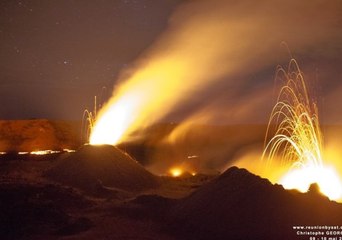 Скачать видео: Footage Shows Spectacular Eruption of Reunion Island's Piton de la Fournaise