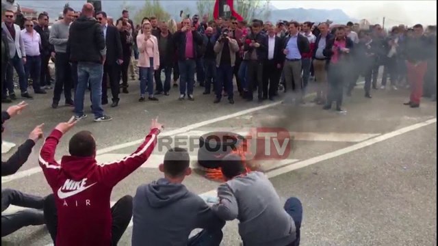 Report TV - Milot protestuesit opozitarë bllokojnë rrugën dhe djegin goma