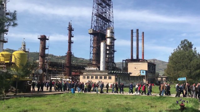 Report TV - Ballsh, vijojnë protestat e naftëtarëve për pagat e prapambetura
