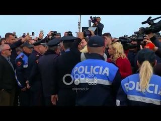 Ora News - Milot, Policia me megafon: Shpërndahuni, tubim i paligjshëm; Opozita: Mos provokoni!