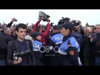 Tensione në Milot/ Policia me megafon: Shpërndahuni, tubim i paligjshëm; Opozita: Mos provokoni!