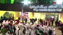 الملك سلمان يرقص العرضه السعوديه في نهائي مباراة الاتحاد