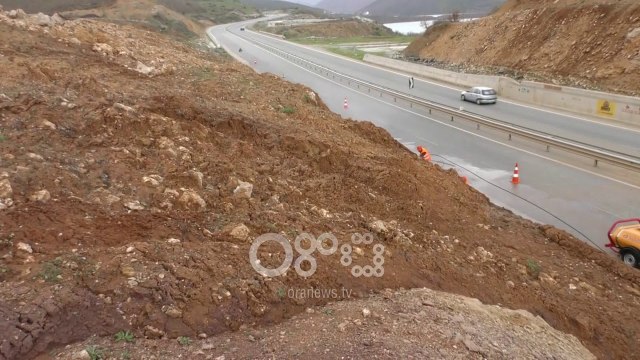 Ora News - Rrëshqitje dherash në Rrugën e Kombit