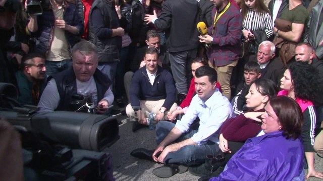 Meta kunder dhunes dhe thirrjes per mospagim te taksave