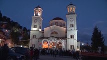 Ora News - Pashka ortodokse, besimtarët kremtojnë të Premten e Zezë në Korçë e Berat