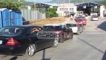 Shqiptarët dynden për Pashkët, radhë të gjata në doganën e Kapshticës