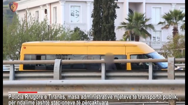 Merrnin pasagjerë në mes të autostradës, policia rrugore ndëshkon 19 drejtues mjetesh