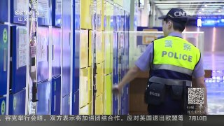 [中国新闻]警察 特警进驻 台铁加强武装巡逻 | CCTV-4