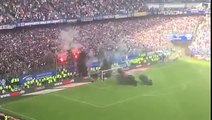 Abstieg HSV in die 2.Liga// Schlussphase mit Platzsturm und Pyro/Böller