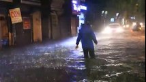 Người dân lội nước về nhà trong mưa lớn tại Hà Nội