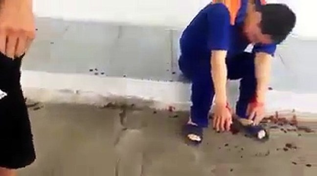 Nhân viên bán xăng bị khách hàng hành hung