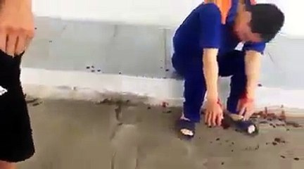 Nhân viên bán xăng bị khách hàng hành hung