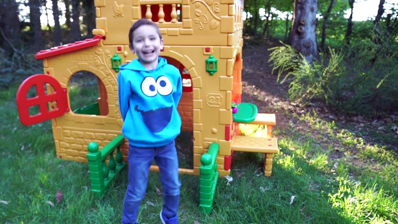 Swan prépare un délicieux Barbecue pour un invité surprise - Kids Pretend Play Barbecue BBQ