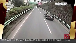 [中国新闻]贵阳：高速路上突犯病 司机忍痛停好车 | CCTV-4