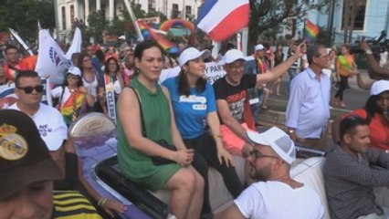 Vistosa "conga" por derechos LGTBI detiene tráfico y hace bailar a La Habana