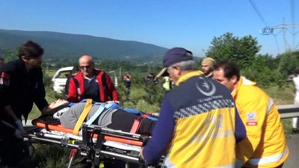 Tem otoyolunda minibüs takla attı: 5 yaralı