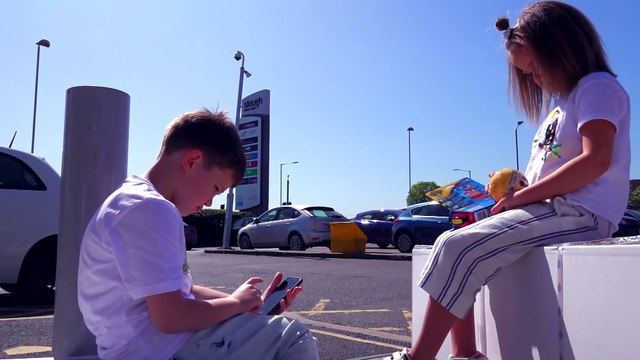 Дети Катя и Макс потратили ВСЕ свои ДЕНЬГИ на ИГРУШКИ новое видео 2018