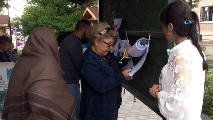 Hem kendi çocuklarının hem de mahallenin annesi