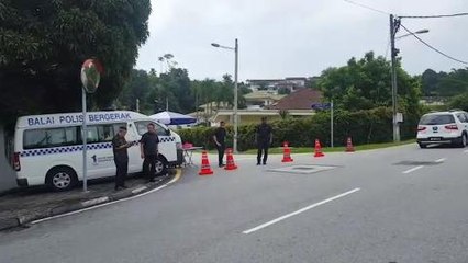 Download Video: Police cordon off entrance to Najib's private residence in Taman Duta