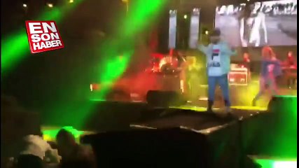 İnna İstanbul konserinde sahneden yere düştü