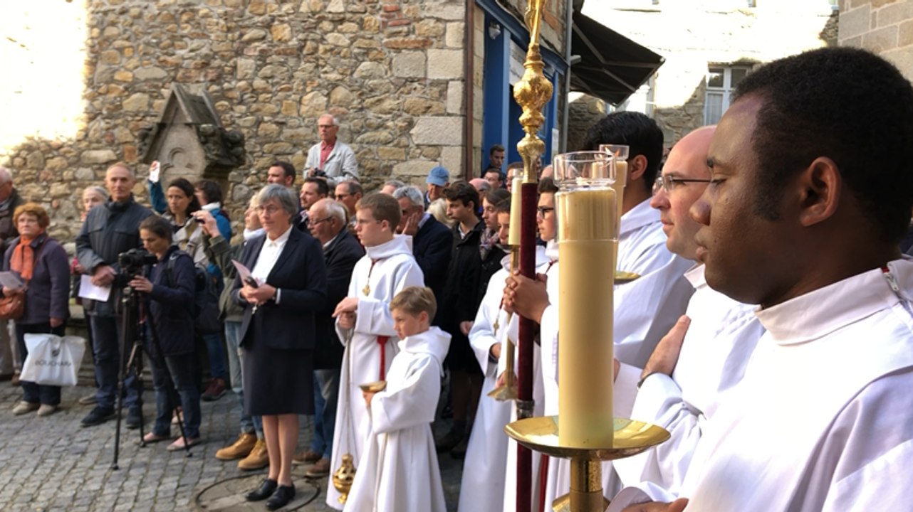 Procession depuis la maison de St-Vincent-Ferrier vers la cathédrale