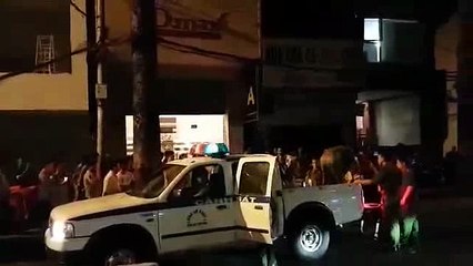 Hàng trăm cảnh sát ngăn đường đột kích nhà hàng thác loạn Dmax